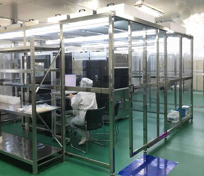 百級潔凈棚配置由FFU、初效過濾器、高效過濾器過濾，再加風(fēng)淋室、傳遞窗等凈化設(shè)備才能達到效果。