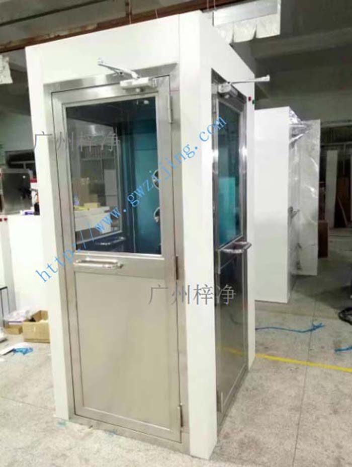 轉(zhuǎn)角風(fēng)淋室安裝現(xiàn)場(chǎng)要求，安裝現(xiàn)場(chǎng)場(chǎng)地保留拐彎場(chǎng)地，而普通風(fēng)淋室安裝現(xiàn)場(chǎng)場(chǎng)地保留是直通型。