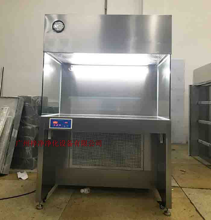 負(fù)壓稱量臺(tái)是一種用于制藥、微生物研究和科學(xué)實(shí)驗(yàn)等場(chǎng)所專用的局部?jī)艋O(shè)備，它提供一種垂直單向氣流。