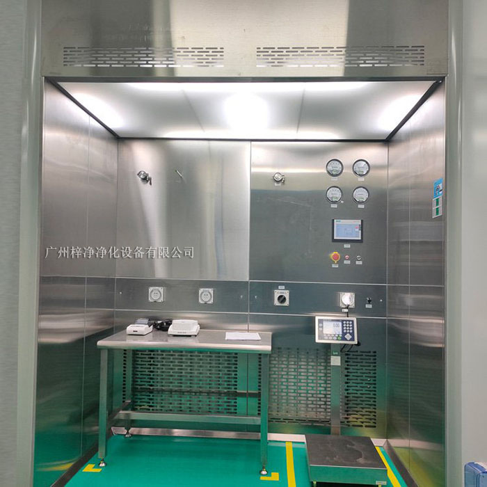 負(fù)壓稱量房又稱作負(fù)壓稱量間、負(fù)壓稱量室、負(fù)壓稱量罩或負(fù)壓稱量單元