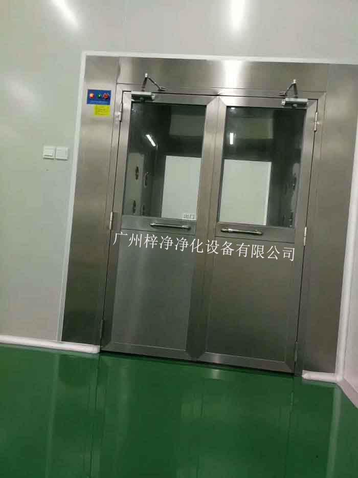 風(fēng)淋室安裝在進(jìn)入潔凈車間的人員應(yīng)經(jīng)過(guò)凈化處理